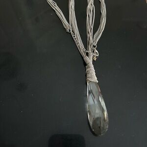 Chic Silver Necklace with Teardrop Pendant